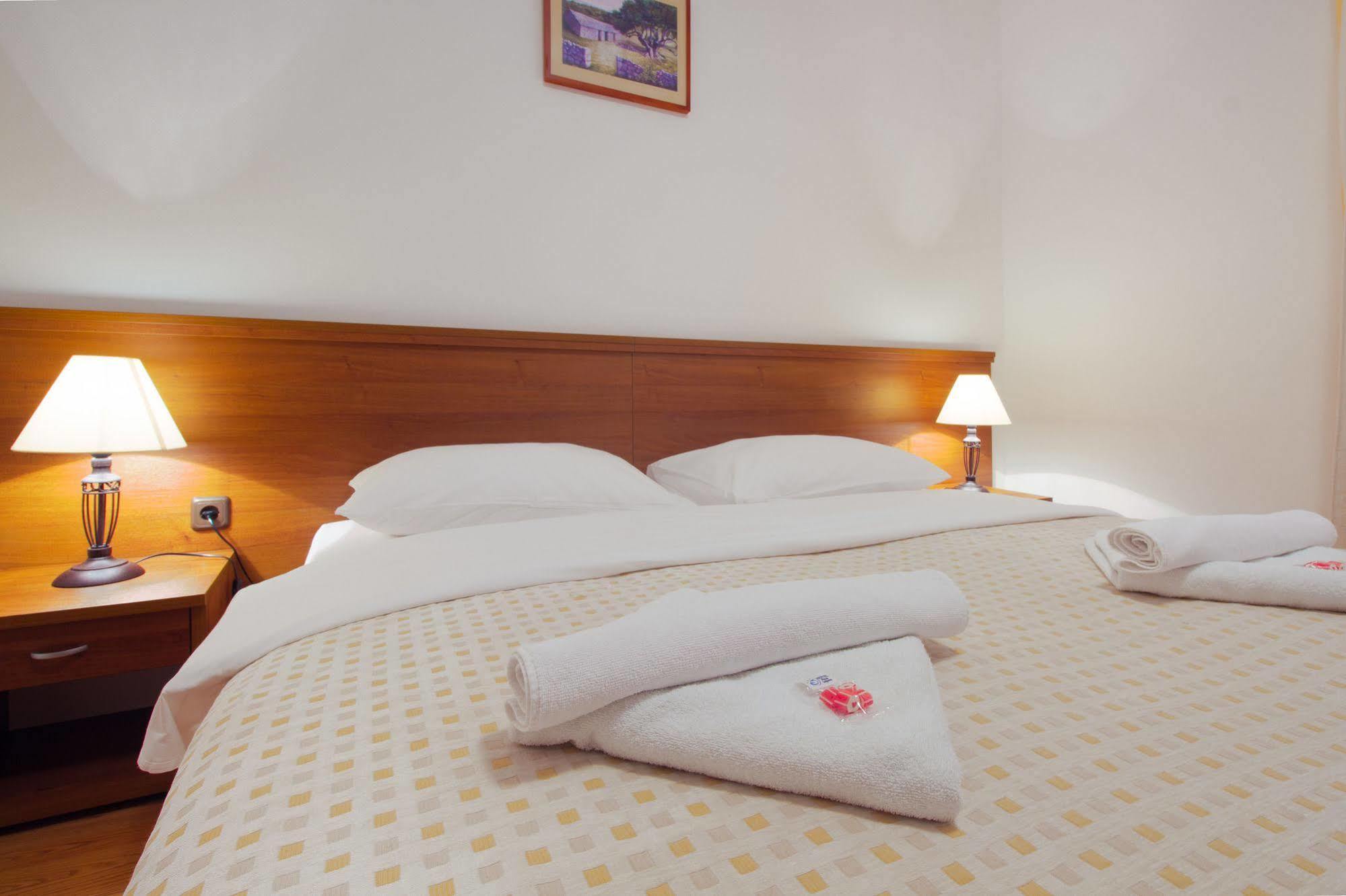 Hotel Plava Laguna Tisno Exterior foto