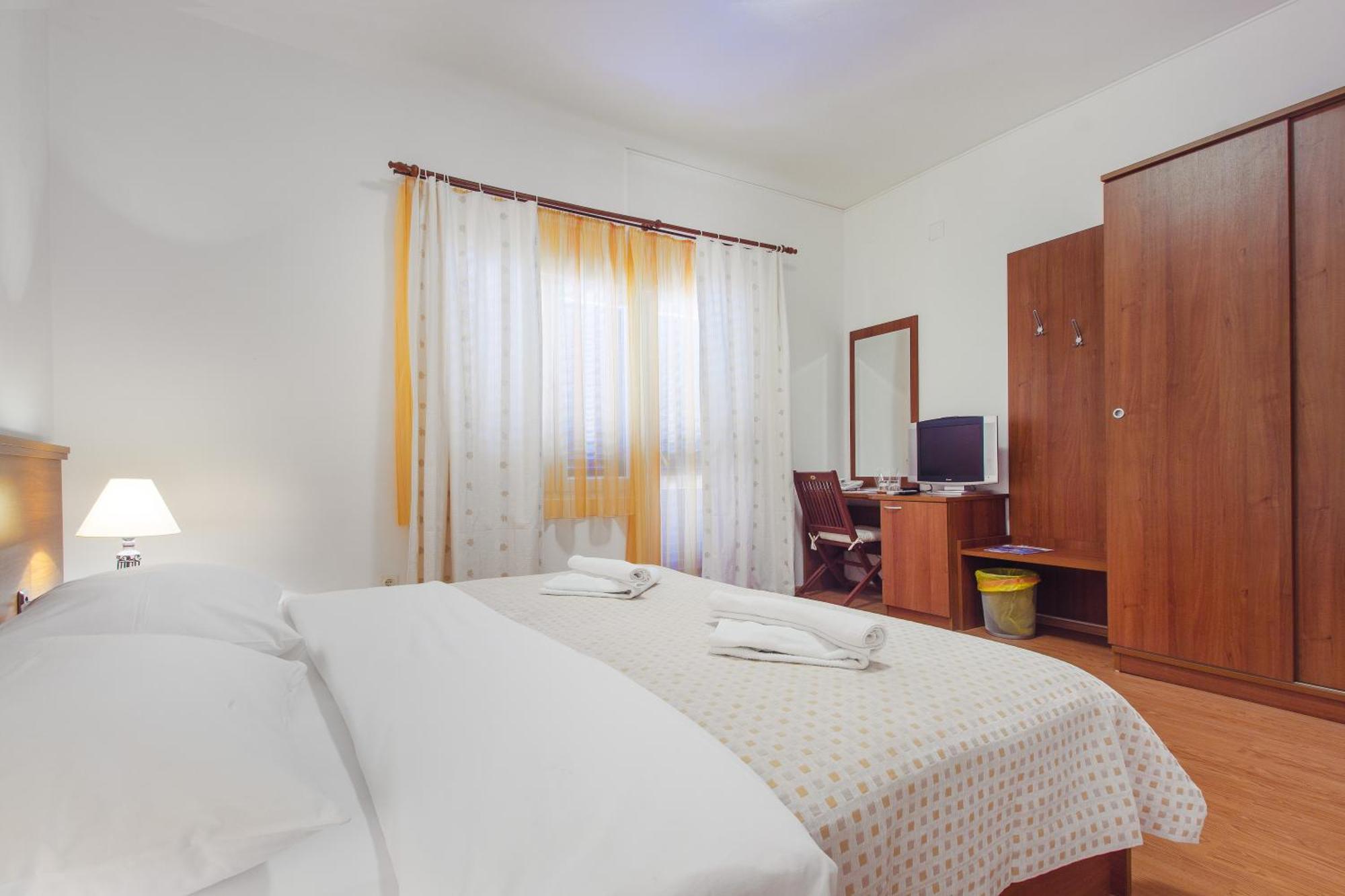 Hotel Plava Laguna Tisno Exterior foto